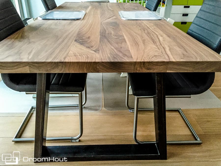 Fraaie designtafel notenhout op maat